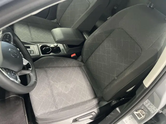 Volkswagen Golf 1.0 eTSI 110pk DSG Life 2024 Benzine 7