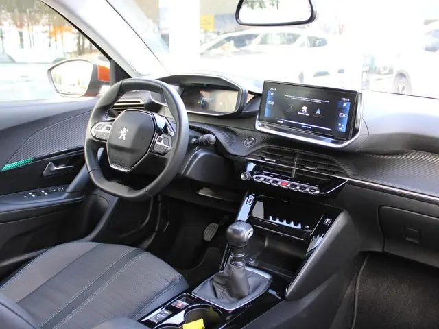 Peugeot 2008 1.2 PT Allure Pack 2021 Benzine 3