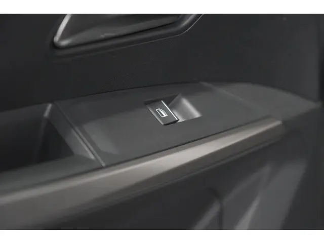 Peugeot 5008 HYbrid 145 e-DCS6 GT 2025 Hybride Benzine 29