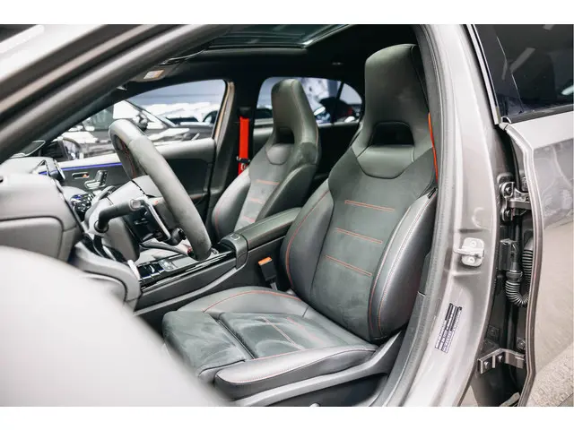 Mercedes-Benz A-Klasse AMG 45 S 4MATIC+ 2024 Benzine 32