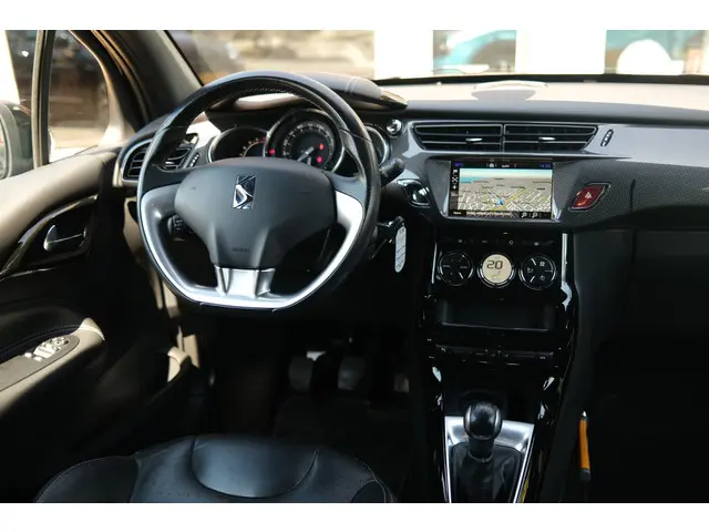 DS DS 3 3 PT 82 So Chic 2016 Benzine 40