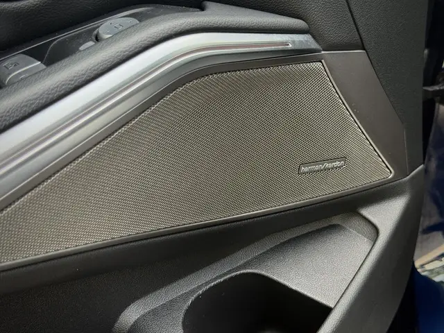 BMW 3 Serie 318i High Executive 2021 Benzine 13