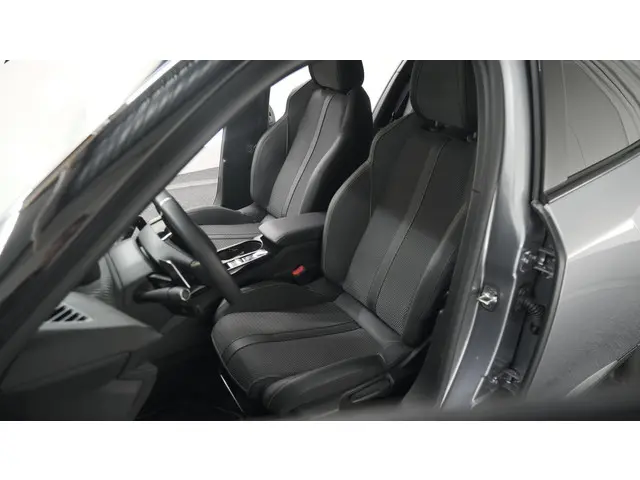 Peugeot 2008 PureTech 130 EAT8 GT 2024 Benzine 31