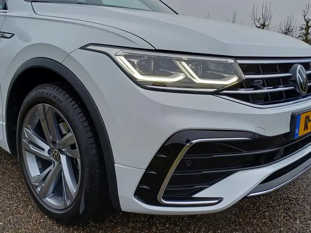 Volkswagen Tiguan 1.5 TSI R-Line Business+ 2023 Benzine 25
