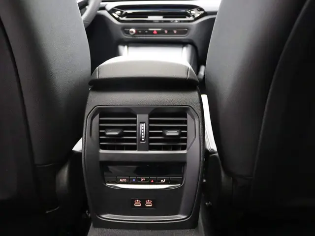 BMW 3 Serie Touring 330e 2024 Hybride Benzine 28