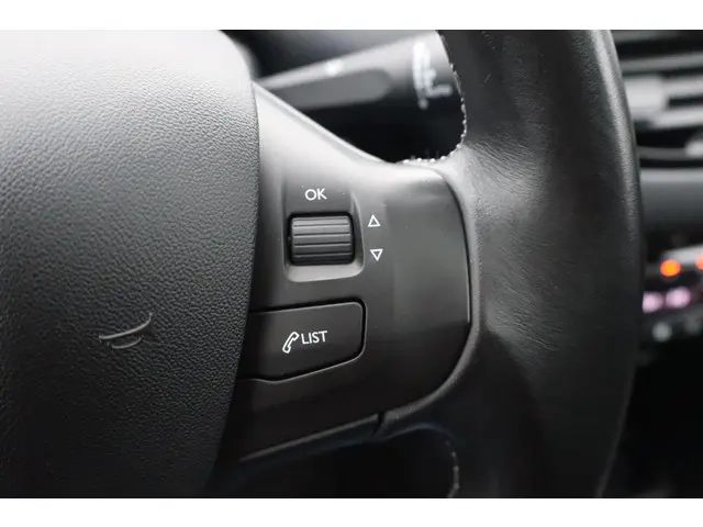 Peugeot 208 1.2 PureTech Allure 2015 Benzine 26