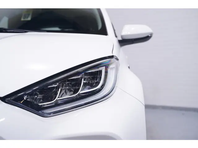 Toyota Yaris 1.5 Hybrid Dynamic 2021 Hybride Benzine 12