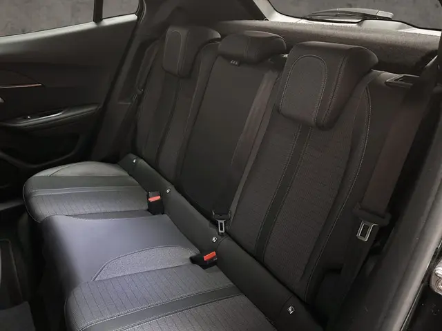 Peugeot 2008 1.2 PureTech Allure Sport 2021 Benzine 12