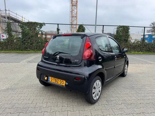 Peugeot 107 1.0 Active 2013 Benzine 14