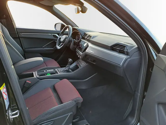 Audi Q3 35 TFSI S edition 2021 Hybride Benzine 38