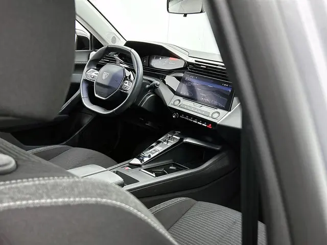 Peugeot 308 SW 1.2 130PK AUT. Business 2022 Benzine 23