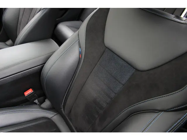 BMW 3 Serie 330i High Executive 2019 Benzine 32