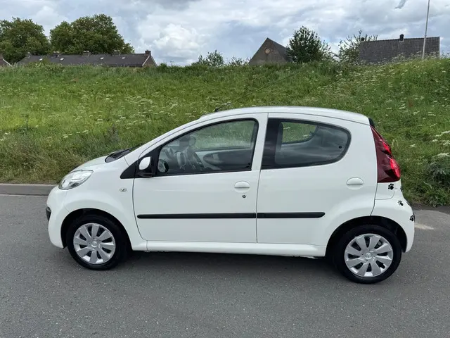 Peugeot 107 1.0 Active 5Drs Airco 2013 Benzine 2