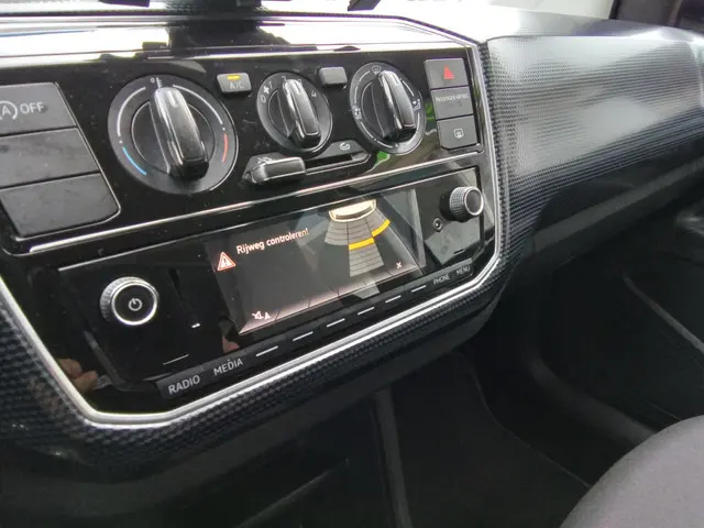 Volkswagen up! 1.0 BMT move up! 2018 Benzine 15