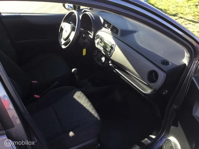 Toyota Yaris 1.0 VVT-i Now - 5 deurs - airco 2014 Benzine 12
