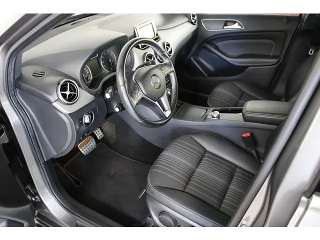 Mercedes-Benz B-Klasse 220 4Matic Ambition 2015 Benzine 14