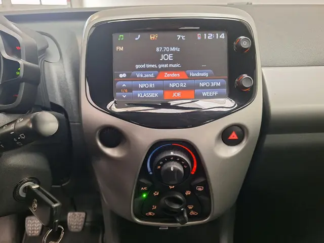Toyota Aygo 2015. X-Play uitv. 42.000 km NAP. 2015 Benzine 11