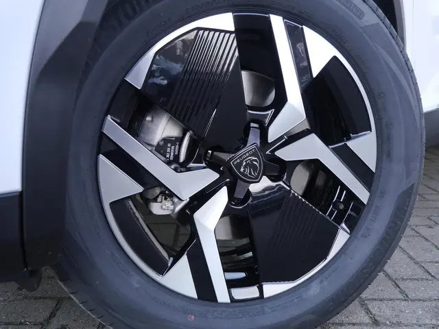 Peugeot 2008 1.2 Hybrid 145 Allure 2025 Hybride Benzine 37