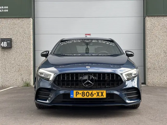 Mercedes-Benz A-Klasse Business AMG 2022 Benzine 2
