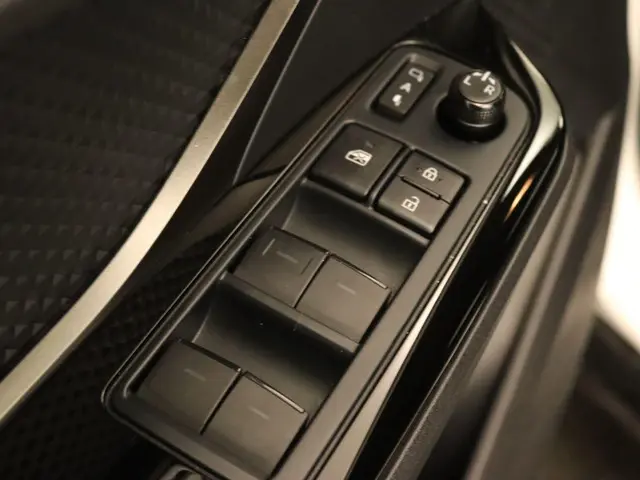 Toyota C-HR 1.8 Hybrid Dynamic 2023 Hybride Benzine 36