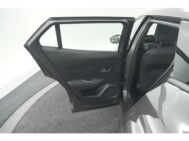 Peugeot 2008 PureTech 130 Active 2023 Benzine 61