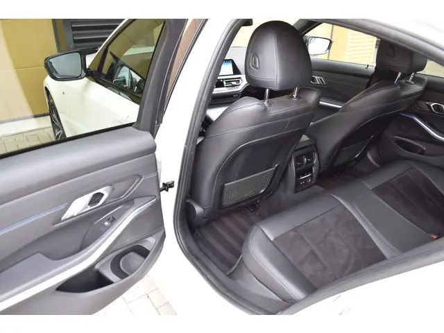BMW 3 Serie 320i Executive Edition 2020 Benzine 20