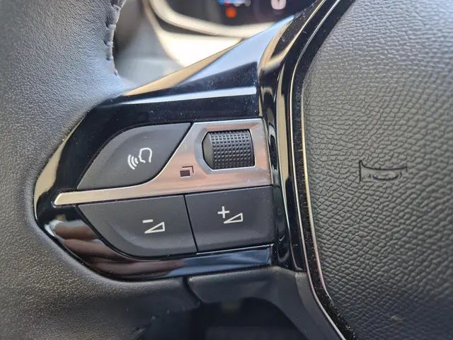 Peugeot 2008 1.2 Hybrid 136 Allure 2024 Hybride Benzine 12