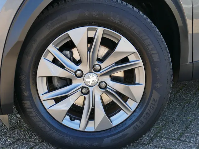 Peugeot 2008 1.2 PureTech Active Pack 2021 Benzine 28