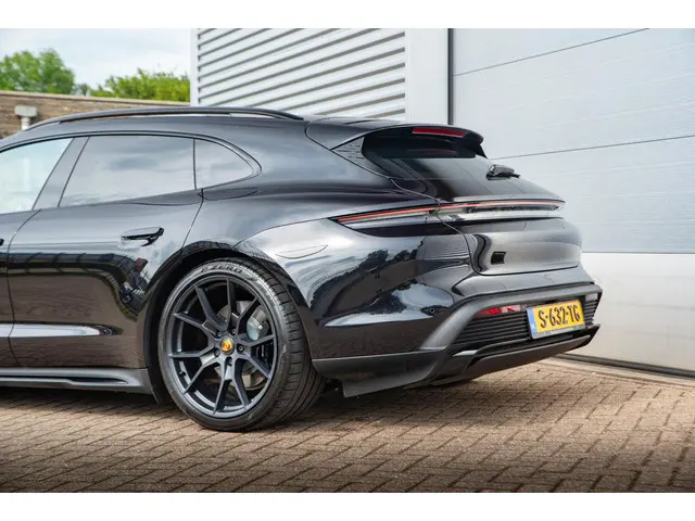 Porsche Taycan Sport Turismo GTS 93 kWh 2023 Elektrisch 38