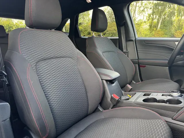 Ford Kuga 2.5 PHEV ST-Line 2024 Hybride Benzine 11