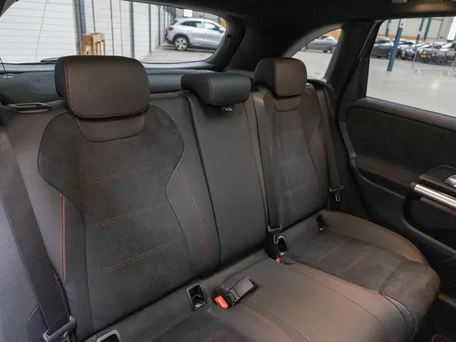 Mercedes-Benz B-Klasse 180 AMG Line 2024 Benzine 33