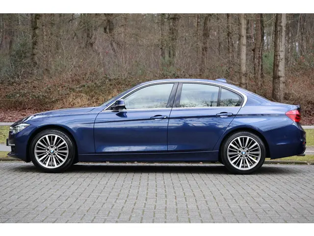 BMW 3 Serie 318i Luxury Edition 2019 Benzine 2