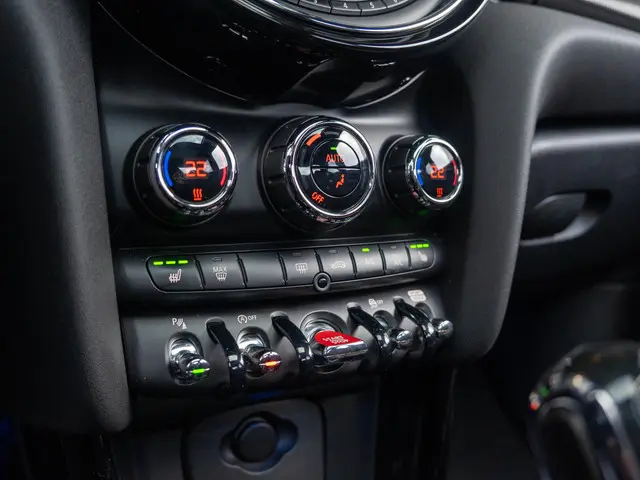 MINI 3-Deurs Cooper Aut. 60 Years Edition 2019 Benzine 26