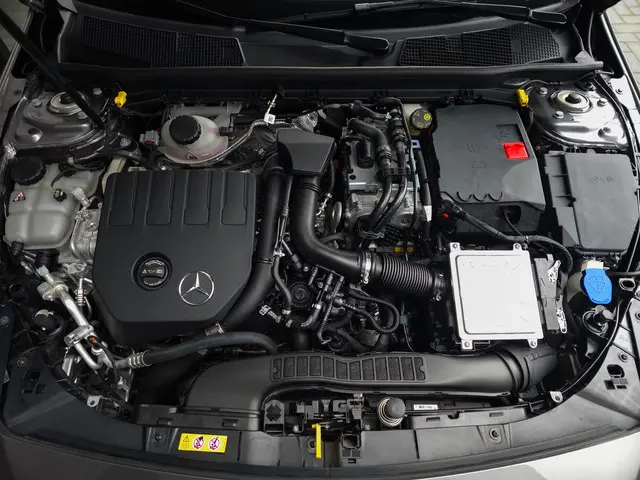 Mercedes-Benz A-Klasse 250 e AMG 2022 Hybride Benzine 34