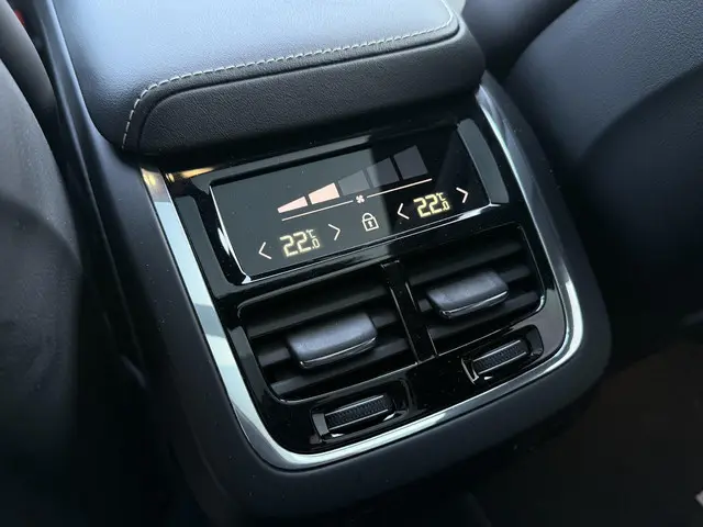 Volvo XC60 2.0 B5 R-Design 2022 Benzine 17