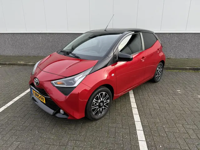 Toyota Aygo 1.0 VVT-i x-clusiv automaat 2021 Benzine 2