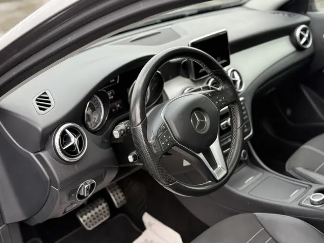 Mercedes-Benz GLA 200 Ambition 2015 Benzine 13