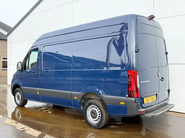 Mercedes-Benz Sprinter 2