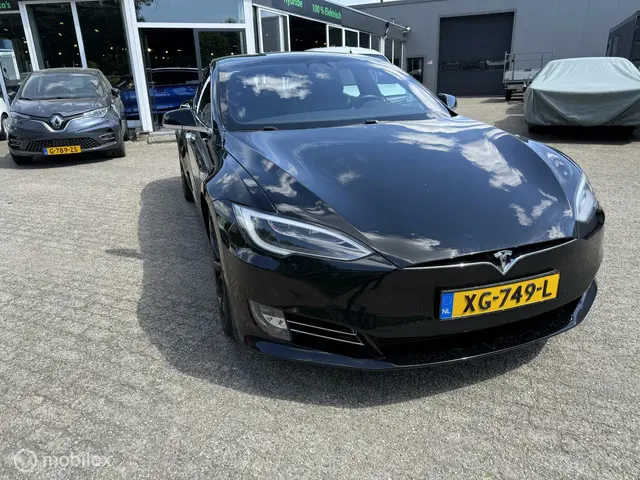 Tesla Model S 3