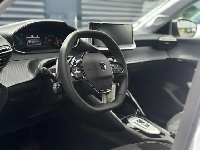 Peugeot 208 1.2 Hybrid 110 e-DCS6 Style 2025 Benzine 22