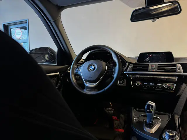 BMW 3 Serie 318i Executive 2017 Benzine 18