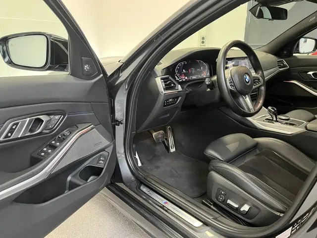 BMW 3 Serie Touring 330i xDrive M-sport 2019 Benzine 19