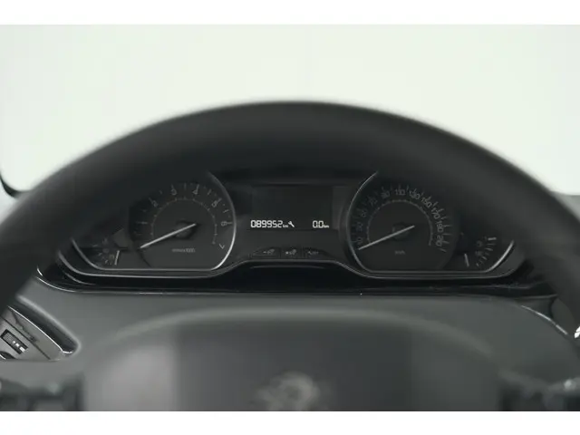 Peugeot 208 PureTech 82 Signature 2018 Benzine 35