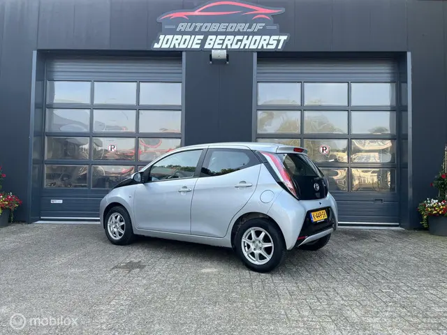 Toyota Aygo 1.0 VVT-i x-clusive 2015 Benzine 6