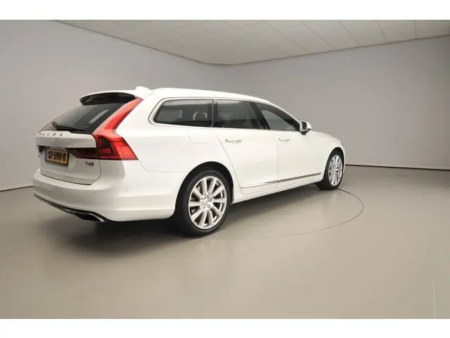 Volvo V90 2