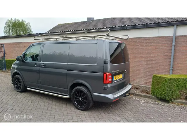 Volkswagen Transporter 2.0 TDI L1H1 2017 Diesel 12