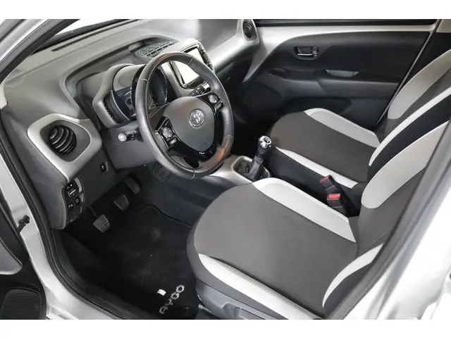 Toyota Aygo 1.0 VVT-i x-play 2017 Benzine 12
