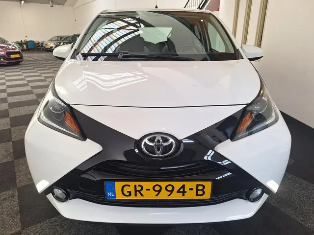 Toyota Aygo 2015. X-Play uitv. 42.000 km NAP. 2015 Benzine 7