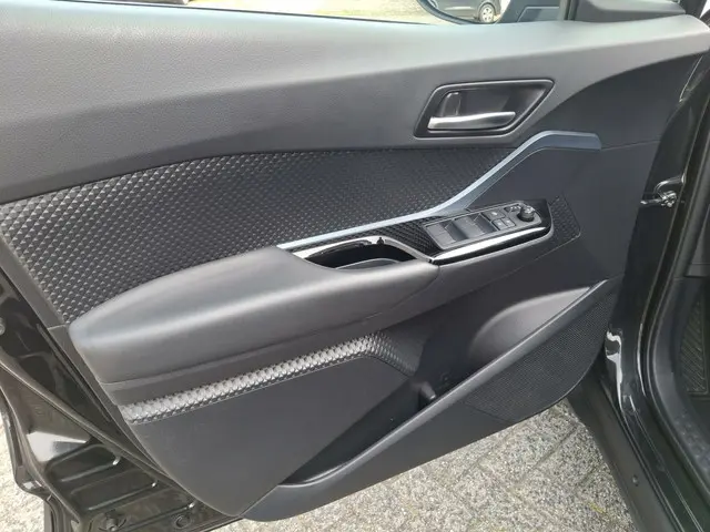 Toyota C-HR 1.8 Hybrid Dynamic 2022 Hybride Benzine 32