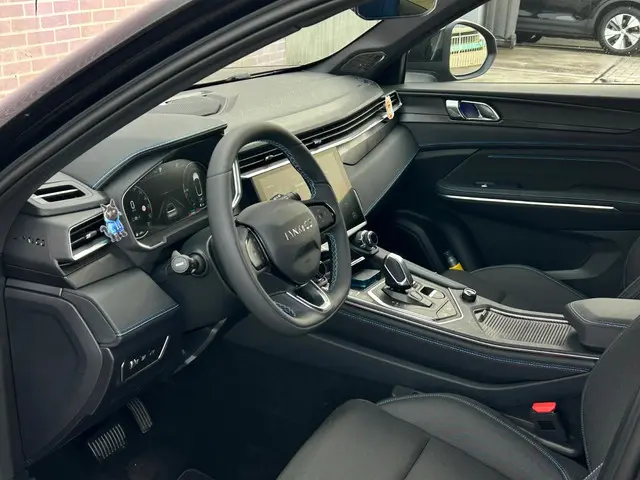 Lynk & Co 01 1.5 Plug-in Hybrid 2025 Hybride Benzine 5